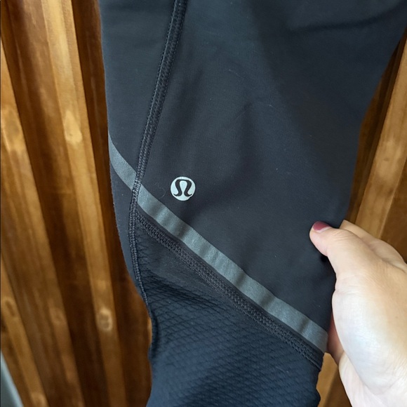 LULULEMON Black Crop Legging With Side Pockets and Ruching. Size 4 - Picture 6 of 10